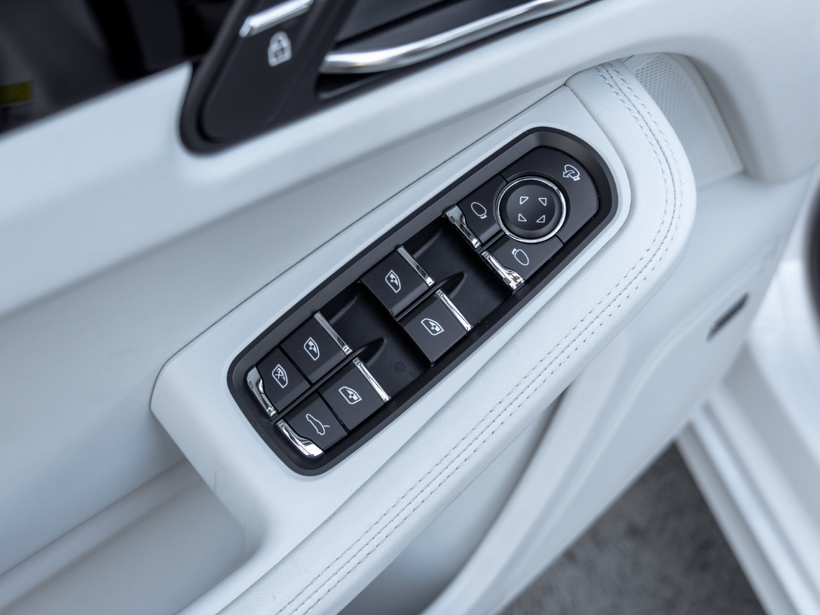 Certified 2025 Porsche Macan AWD/4WD image 22