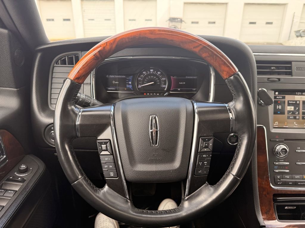 Used 2017 Lincoln Navigator Select image 23