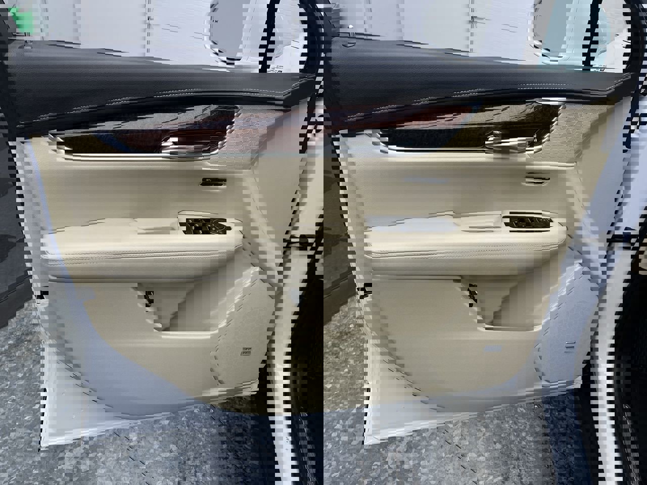 Used 2017 Cadillac XT5 Luxury w/ Driver Awareness Package image 8