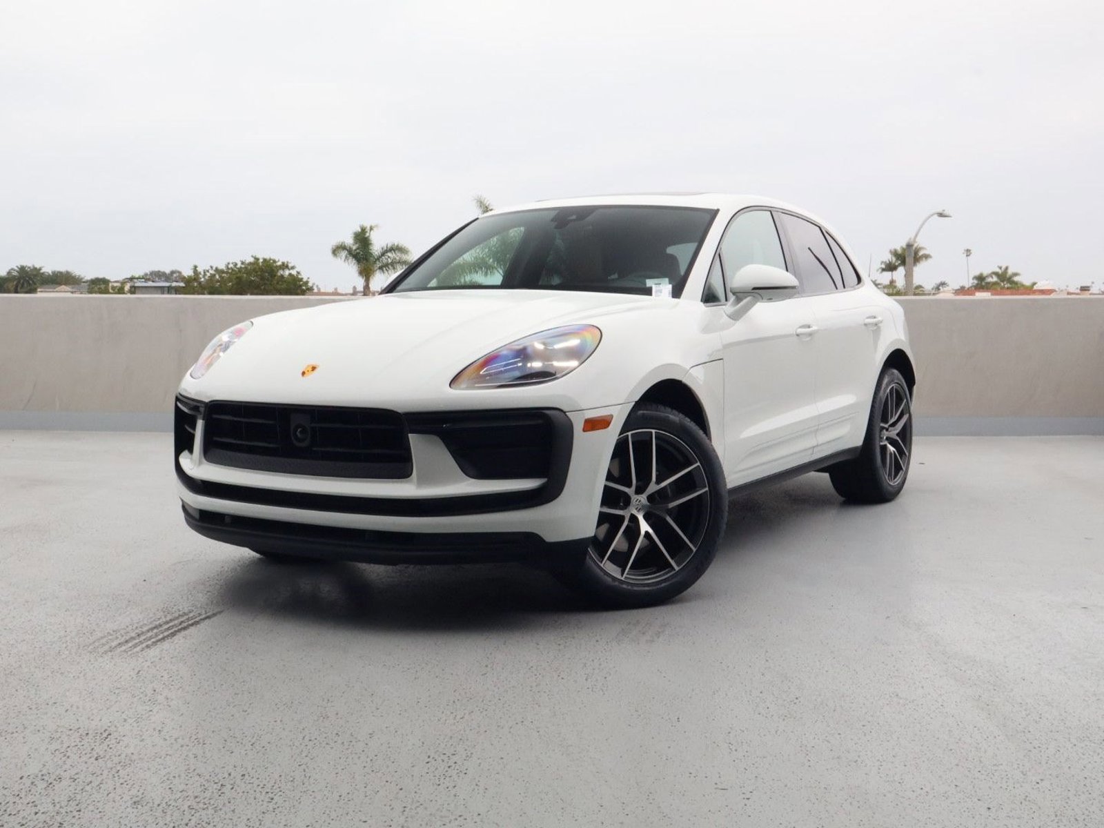Certified 2025 Porsche Macan image 1