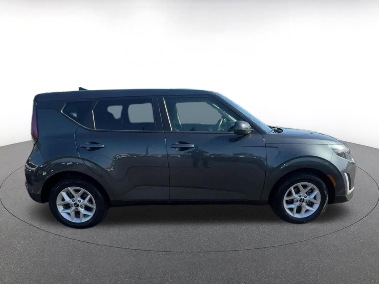 Used 2025 Kia Soul LX w/ LX Technology Package FWD image 16