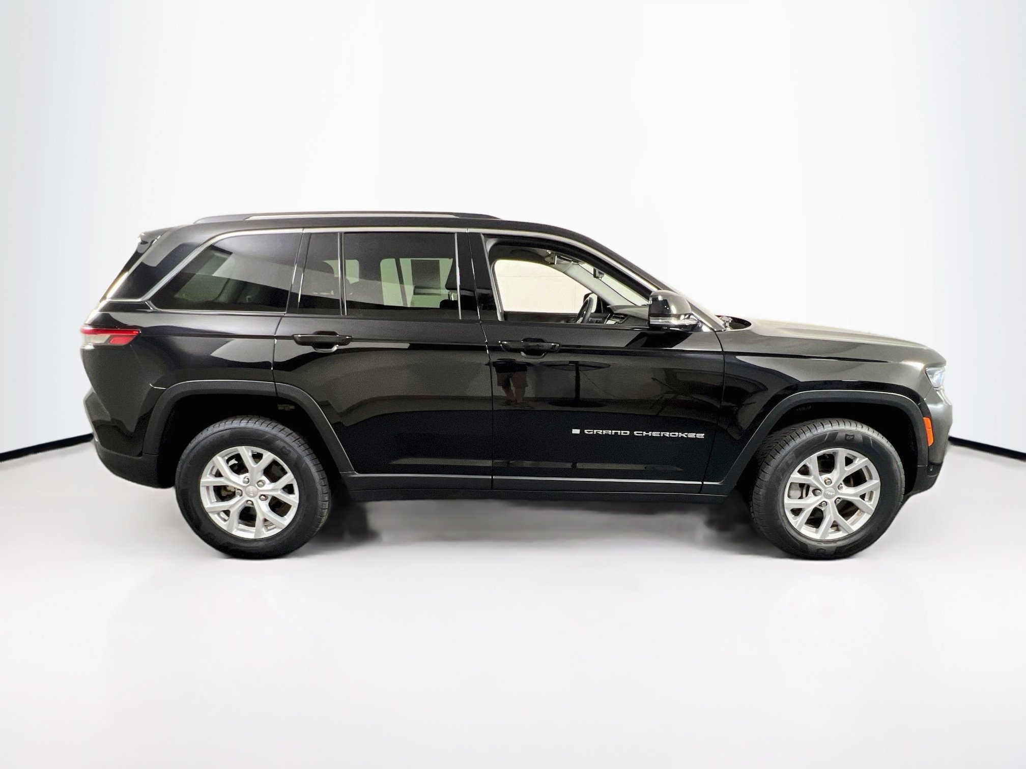 Used 2023 Jeep Grand Cherokee Limited w/ Luxury Tech Group II AWD/4WD image 4