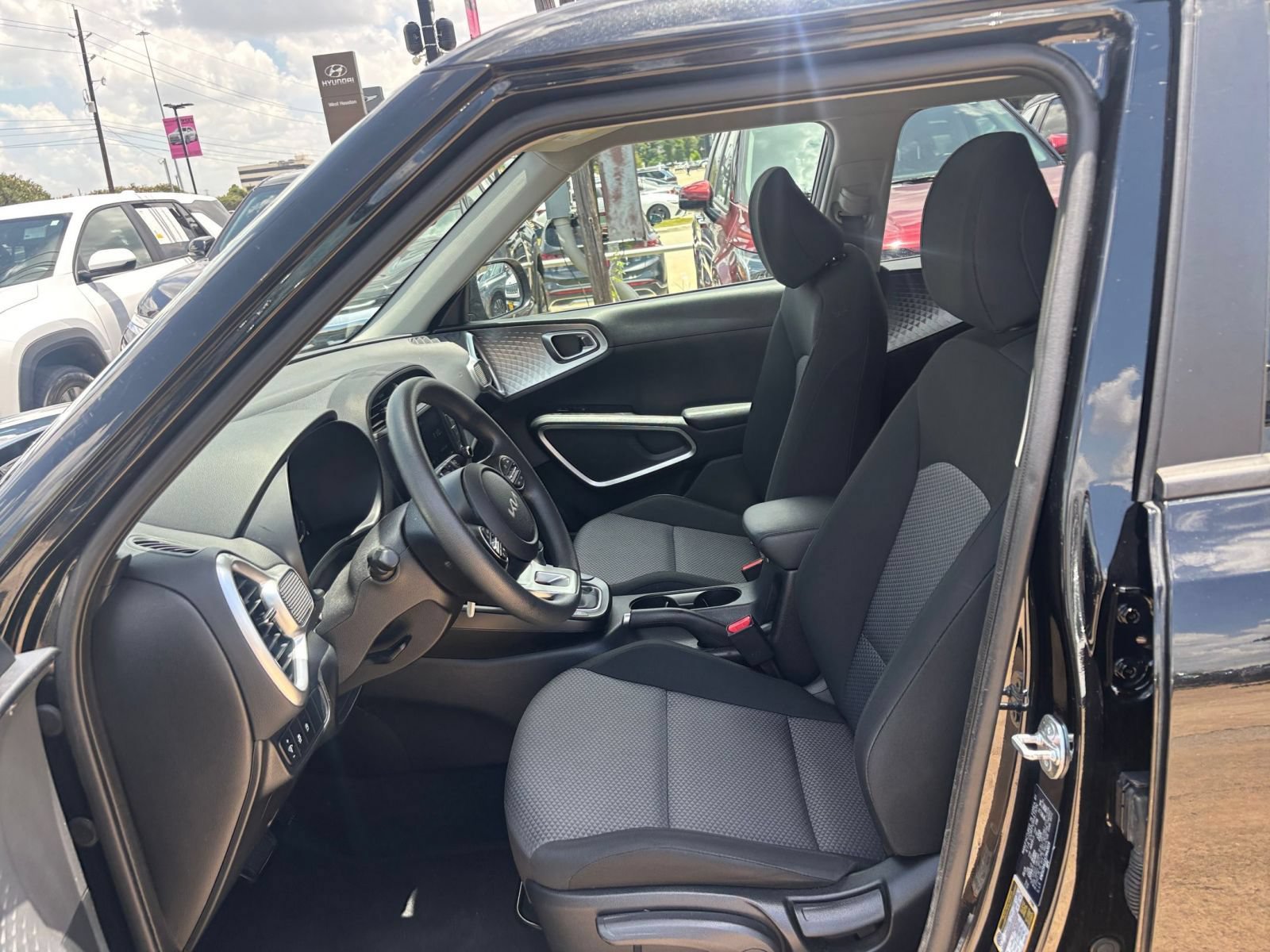 Used 2025 Kia Soul LX w/ LX Technology Package FWD image 24