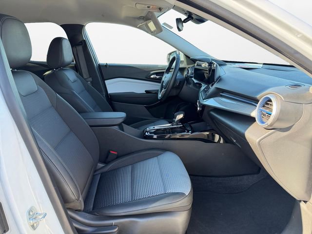Used 2025 Chevrolet Trax LT w/ LT Convenience Package image 15