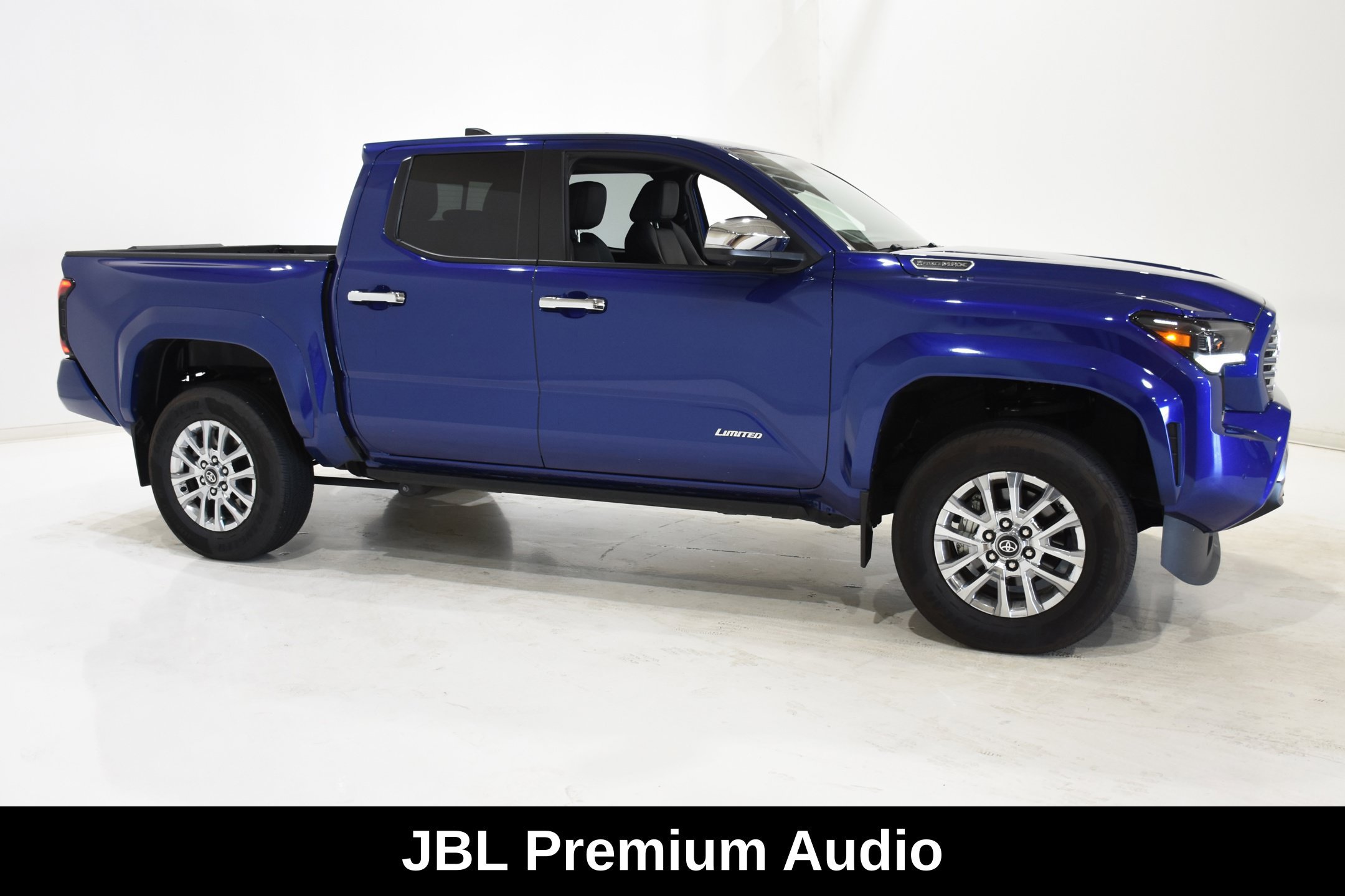 Used 2025 Toyota Tacoma Limited AWD/4WD image 4