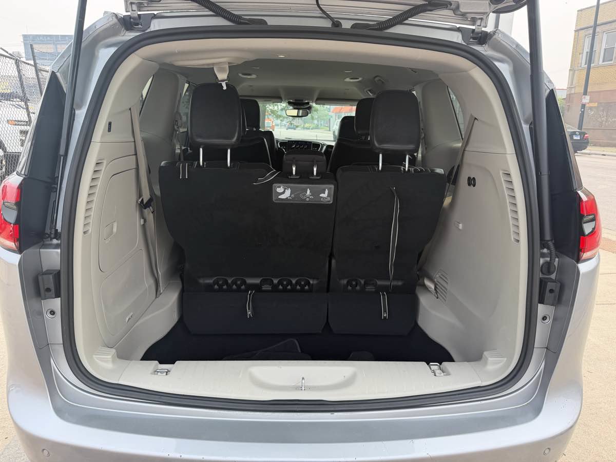 Used 2021 Chrysler Pacifica Touring-L FWD image 22