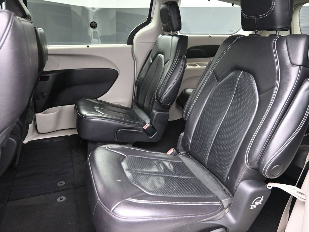 Used 2022 Chrysler Pacifica Touring-L image 12