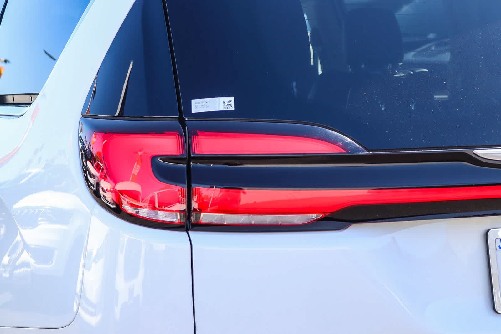 Used 2022 Chrysler Pacifica Touring-L FWD image 7