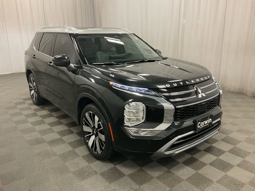 Used 2025 Mitsubishi Outlander AWD image 2