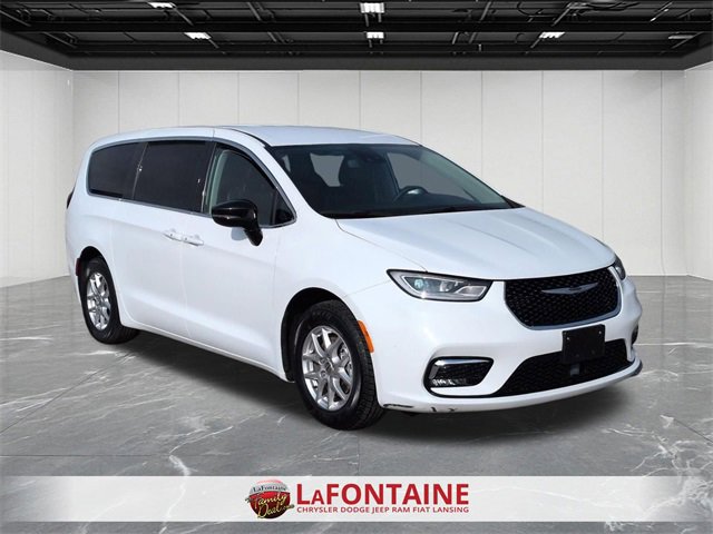 Used 2024 Chrysler Pacifica Touring-L image 7