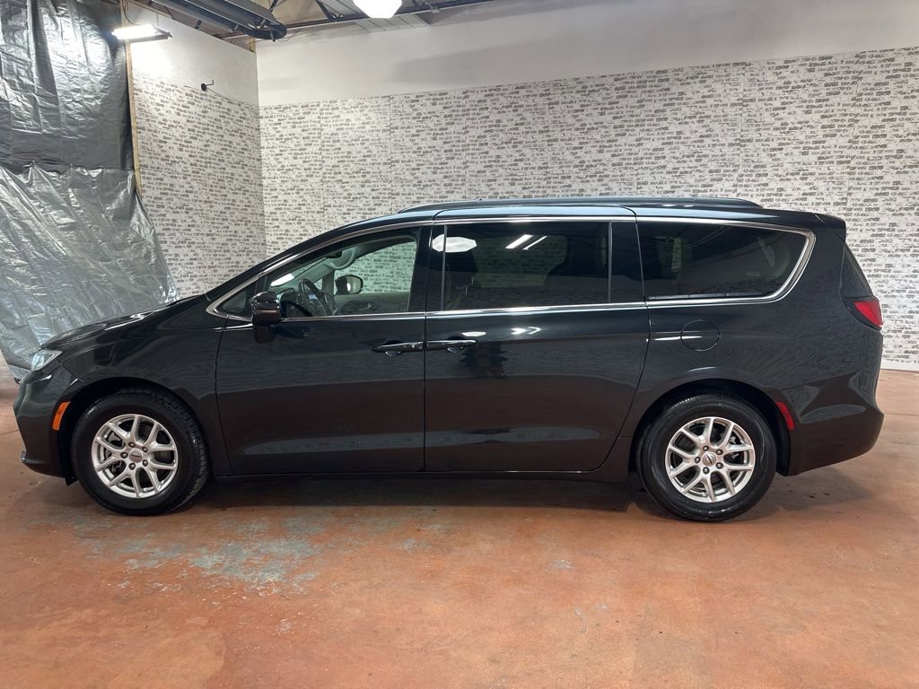 Used 2022 Chrysler Pacifica Touring-L image 4