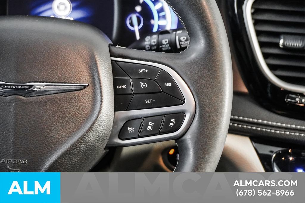 Used 2024 Chrysler Pacifica Select image 27
