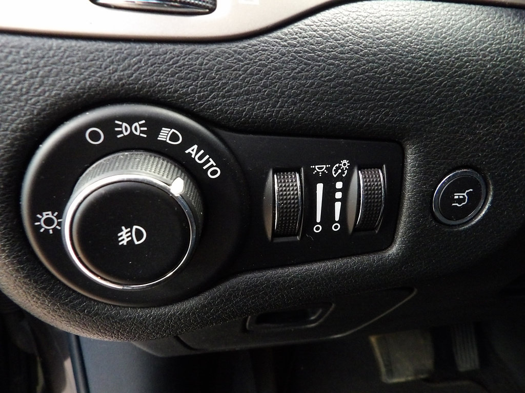 Used 2015 Jeep Cherokee Latitude w/ Comfort/Convenience Group AWD/4WD image 27