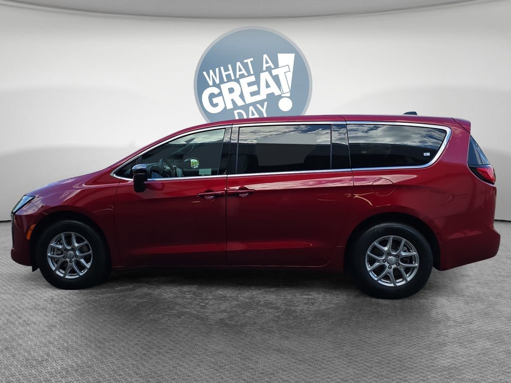 New 2027 Chrysler Pacifica Select FWD image 7