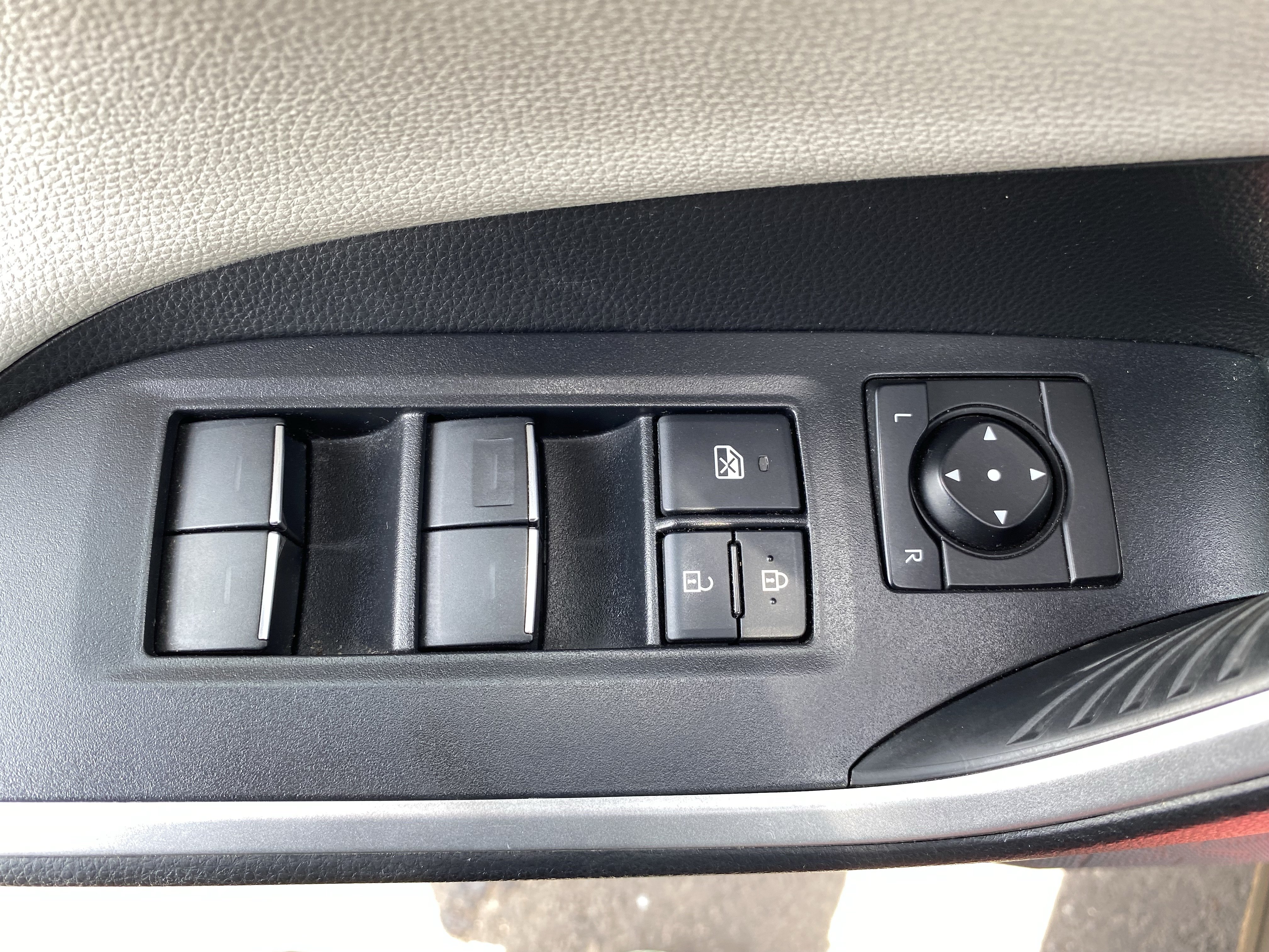 Used 2023 Toyota RAV4 Limited FWD image 19