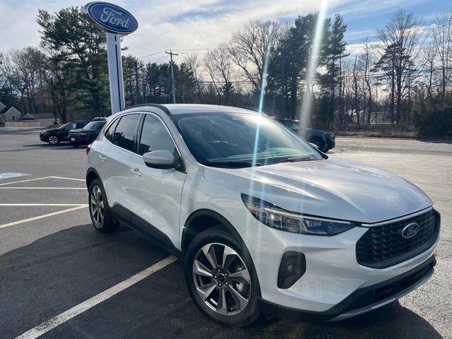Used 2025 Ford Escape Platinum AWD/4WD image 3