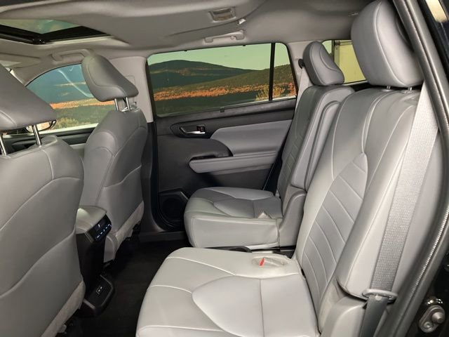 Used 2022 Toyota Highlander XLE AWD/4WD image 56
