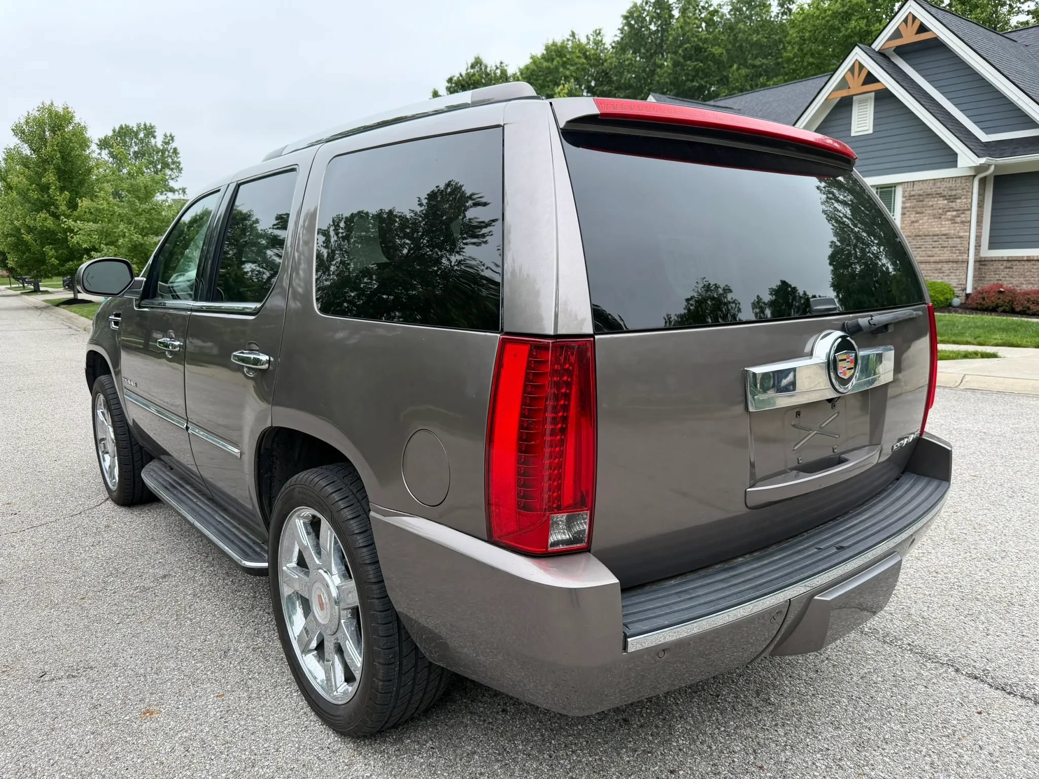 Used 2014 Cadillac Escalade Luxury AWD/4WD image 3