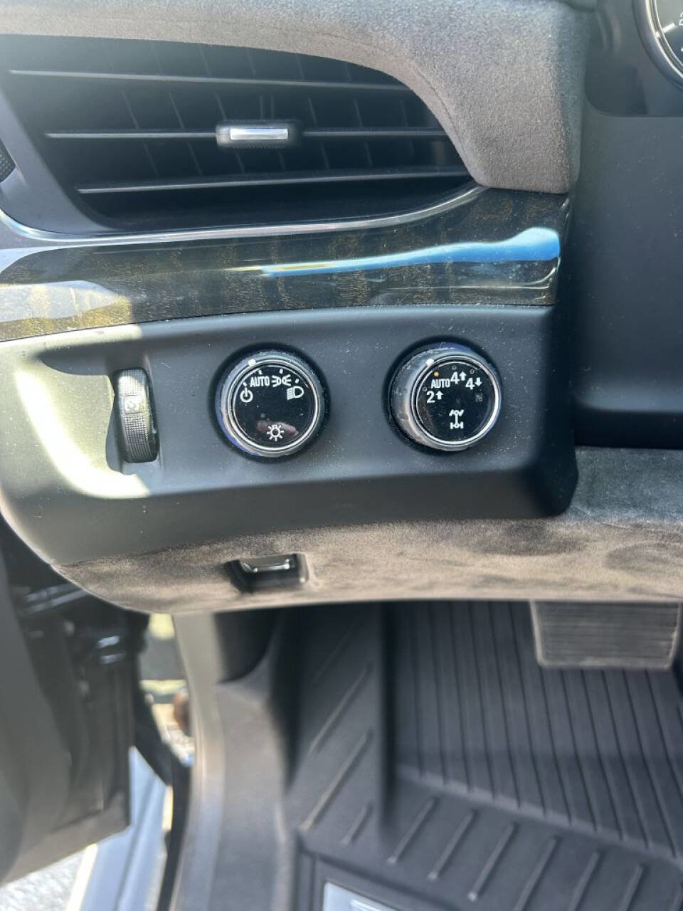 Used 2019 Cadillac Escalade Platinum image 16