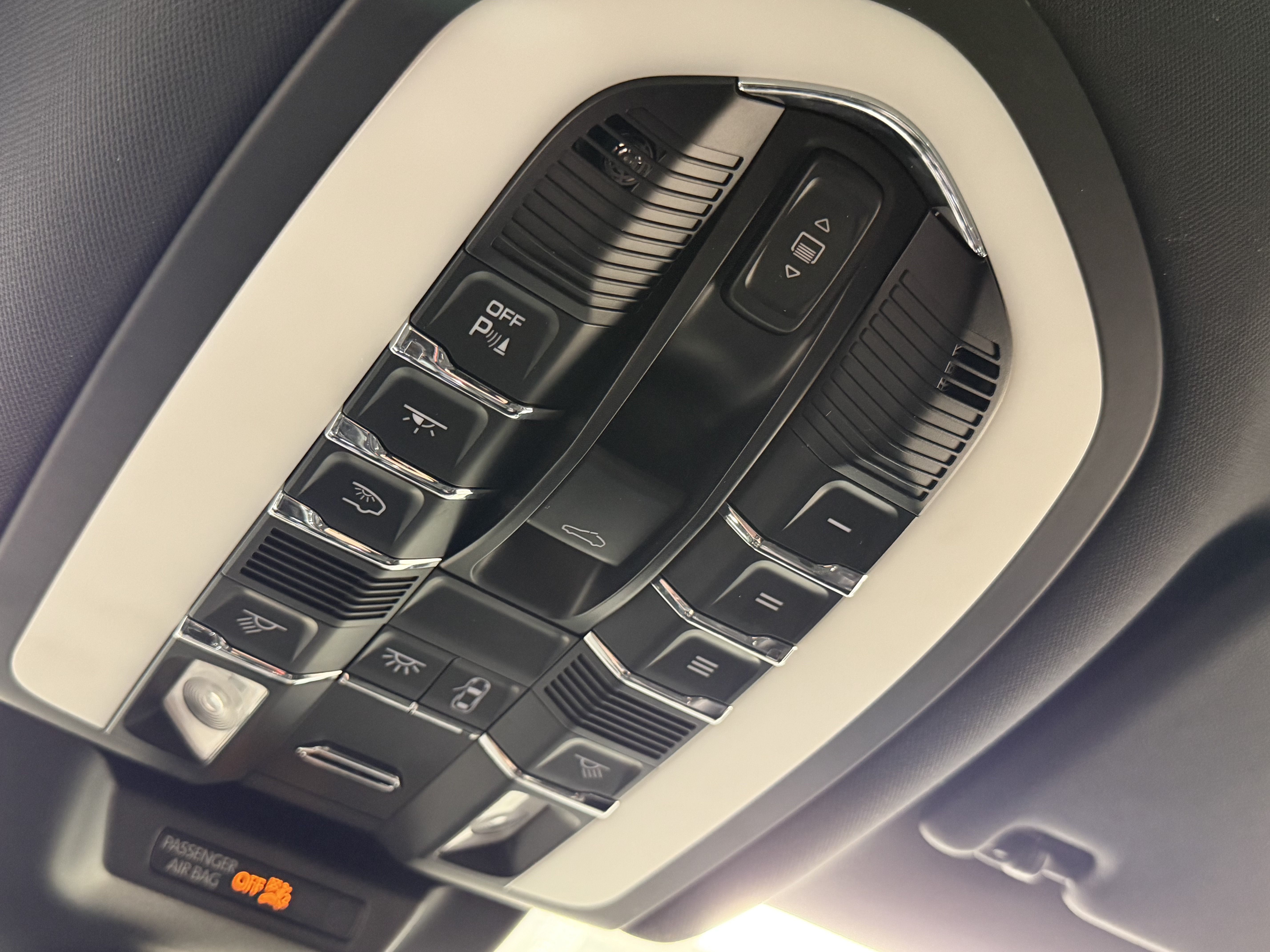 Certified 2018 Porsche Macan AWD/4WD image 35