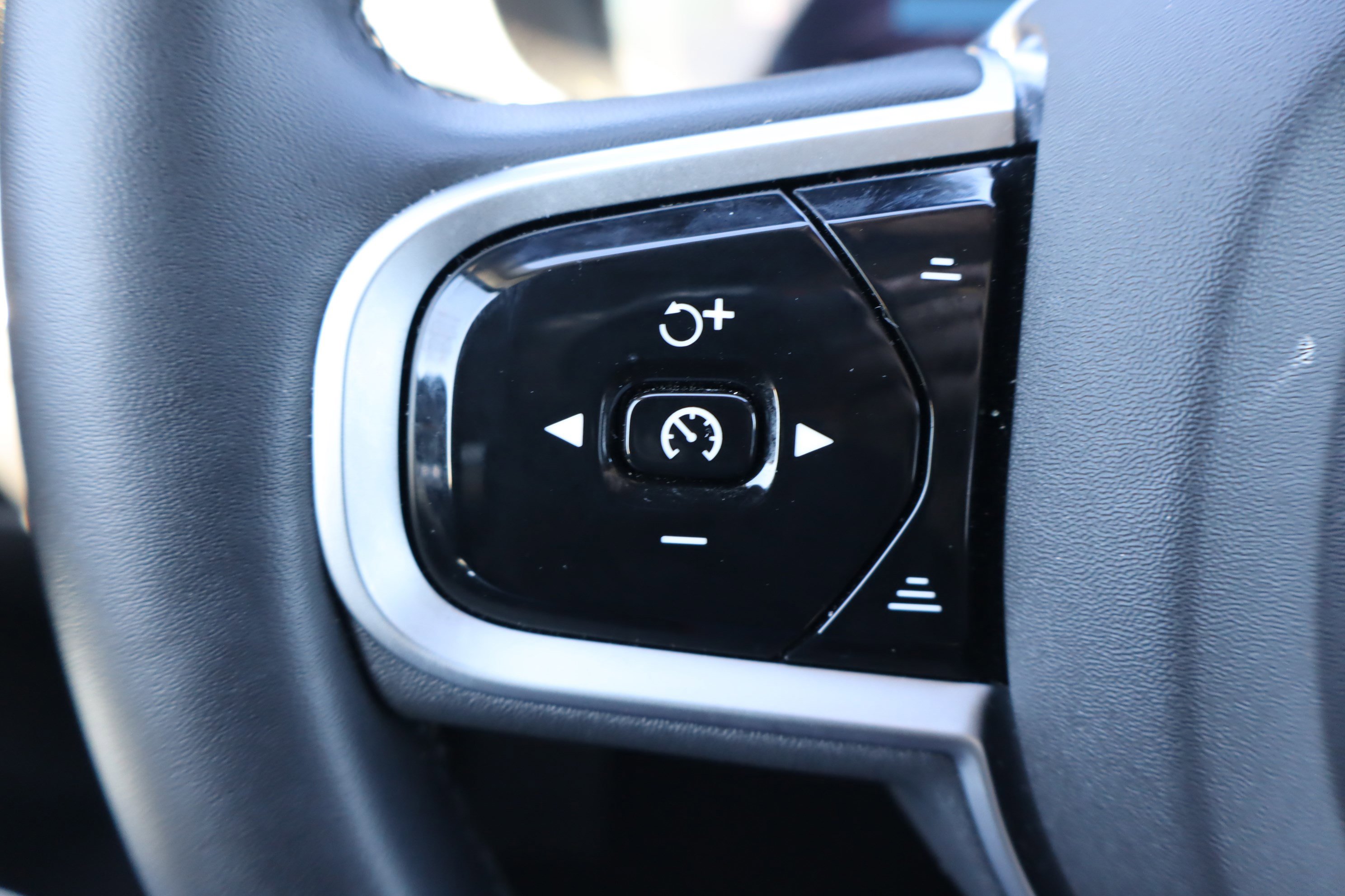 Used 2025 Volvo XC60 B5 Plus image 20