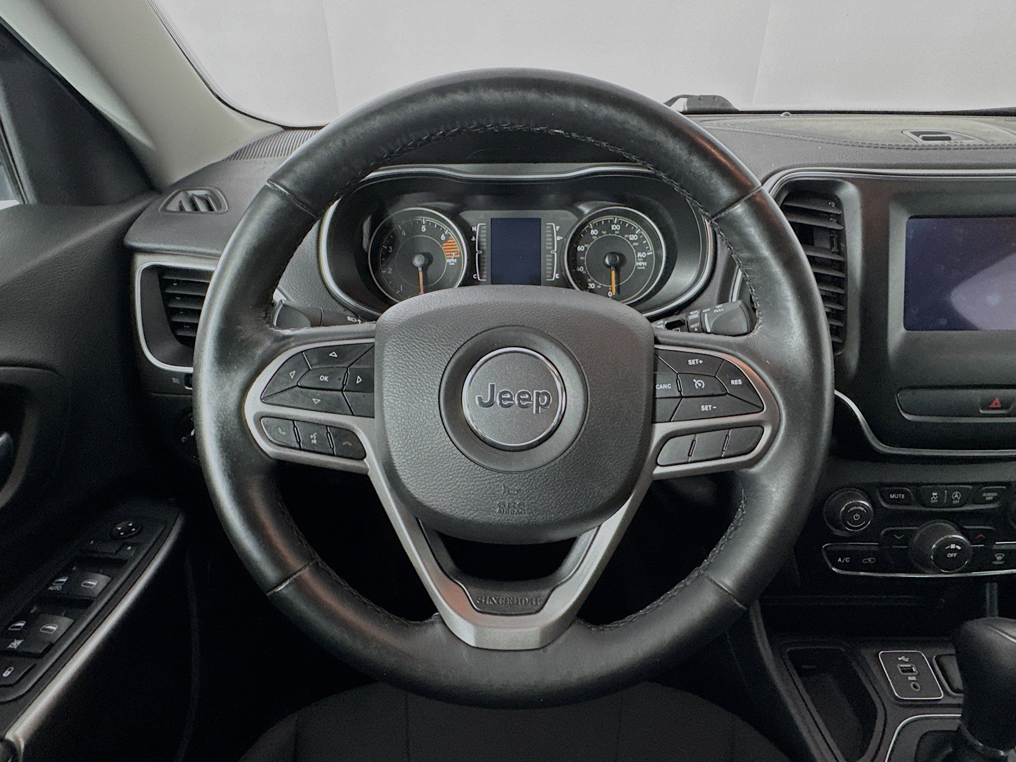 Used 2019 Jeep Cherokee Latitude w/ Cold Weather Group image 11