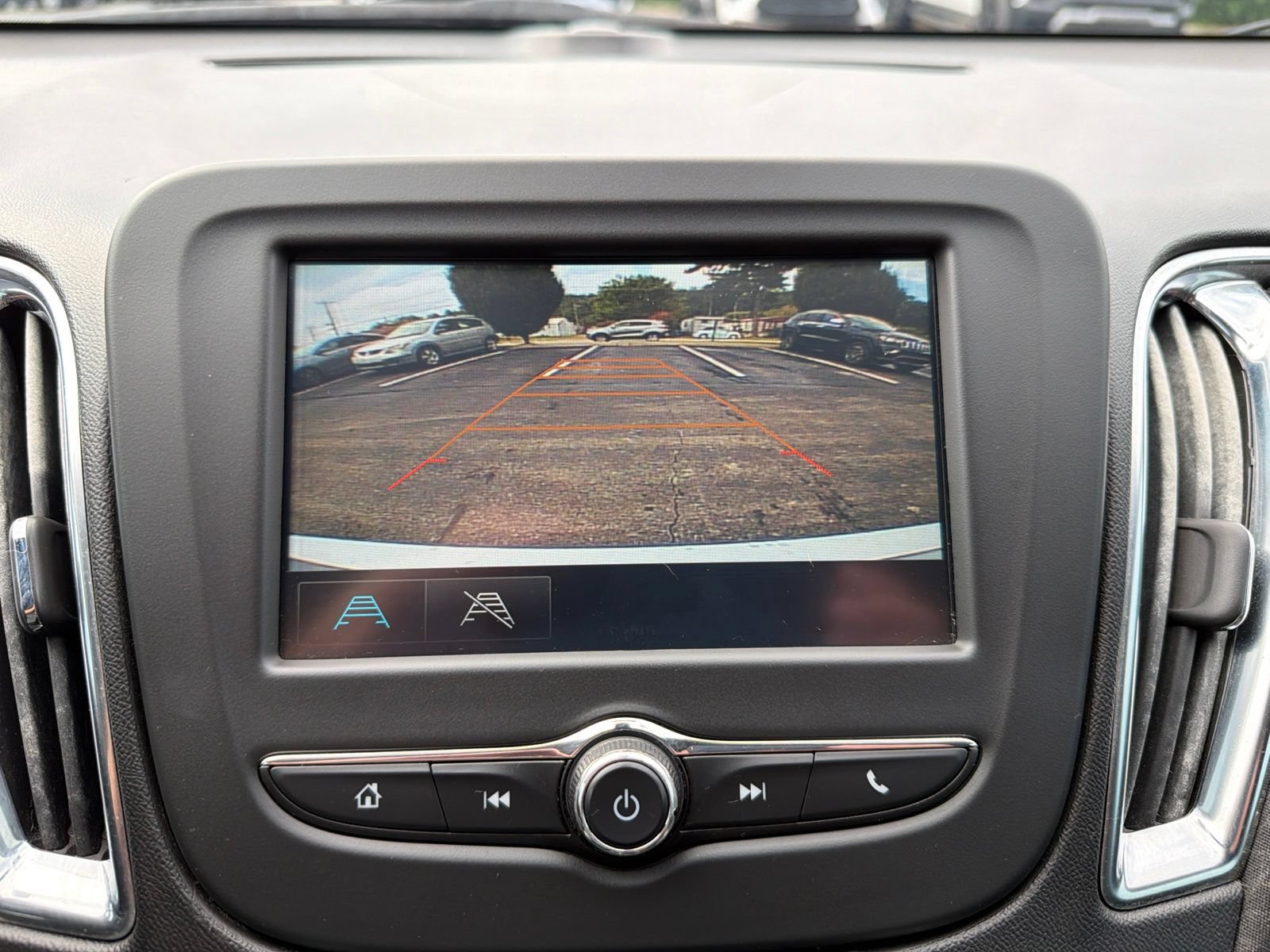Used 2017 Chevrolet Malibu LT FWD image 17
