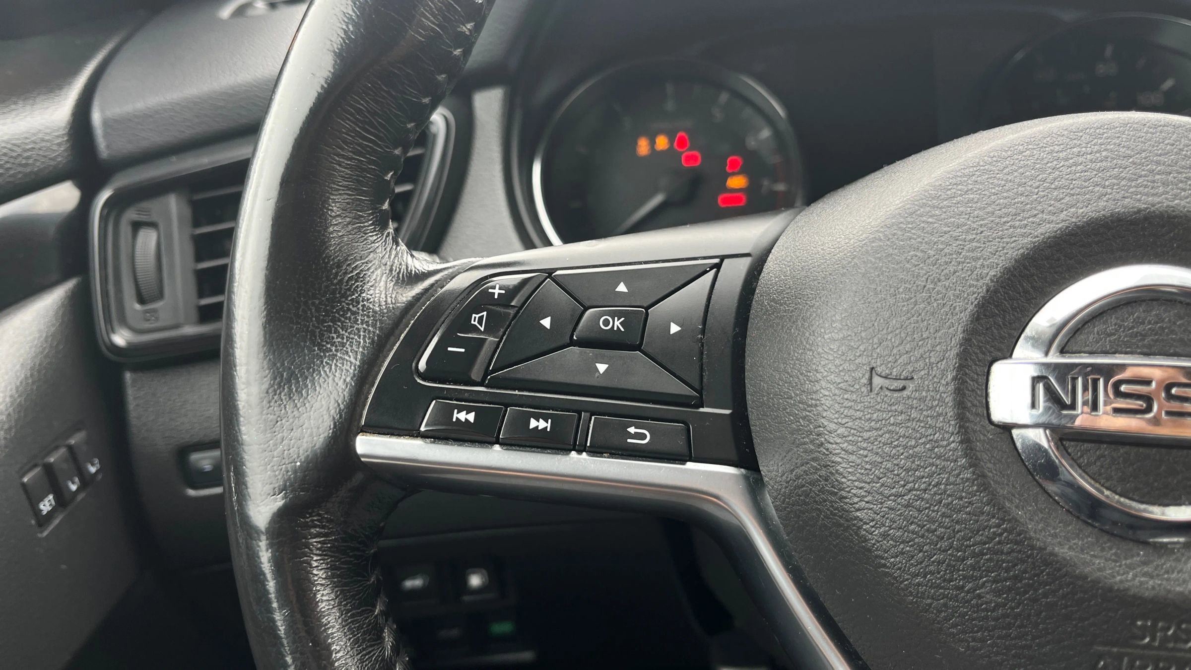 Used 2018 Nissan Rogue SL w/ Premium Package image 25