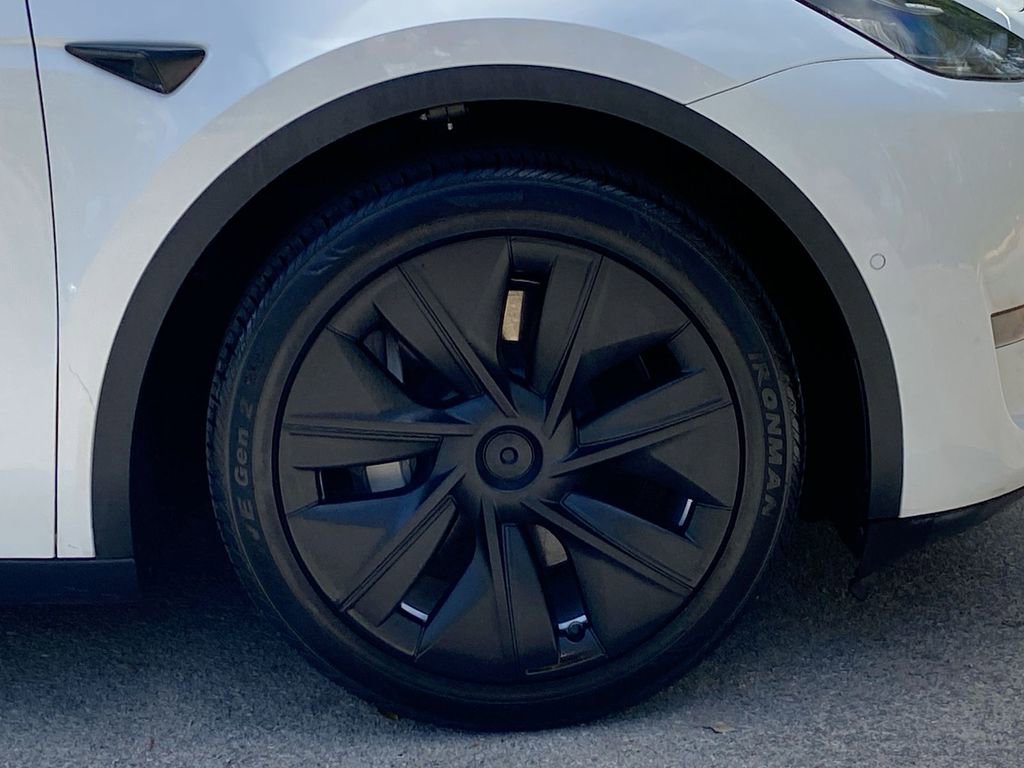 Used 2022 Tesla Model Y Long Range image 10
