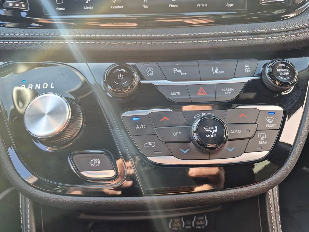 Used 2025 Chrysler Pacifica Limited image 16