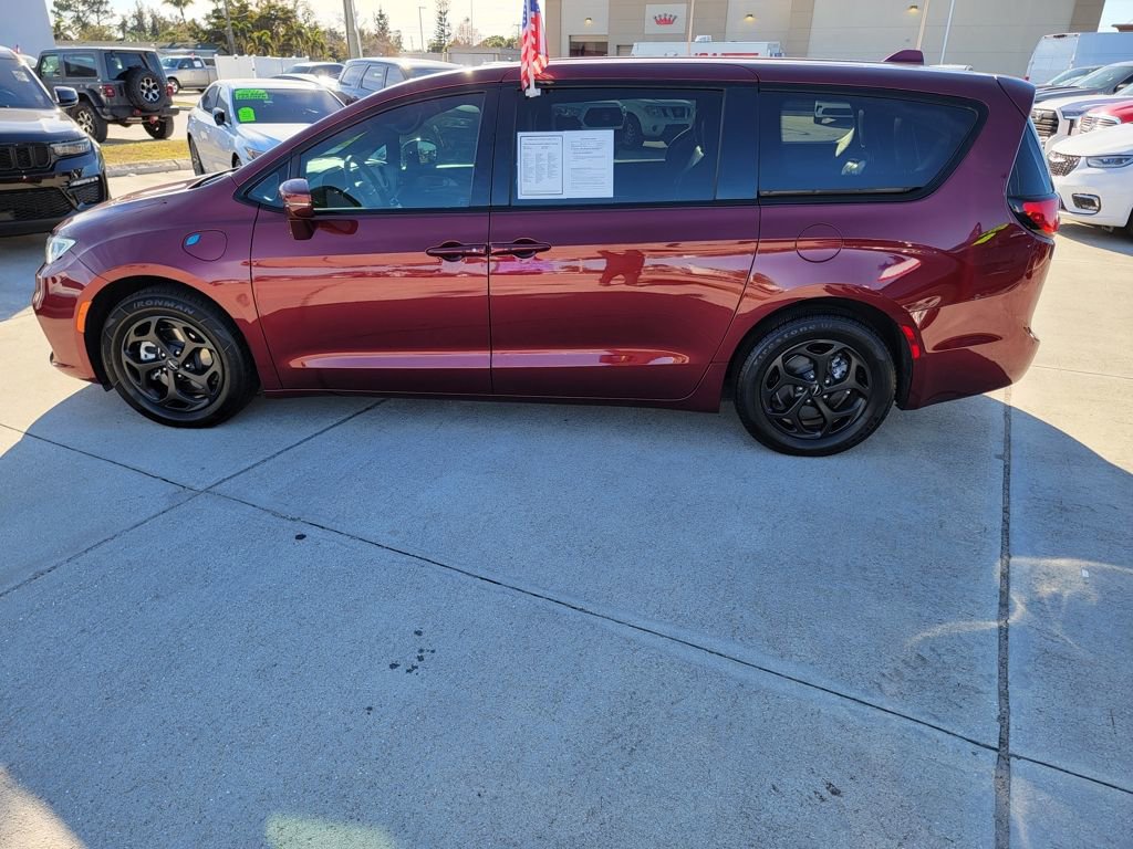 Used 2022 Chrysler Pacifica Touring-L w/ S Appearance Package image 2