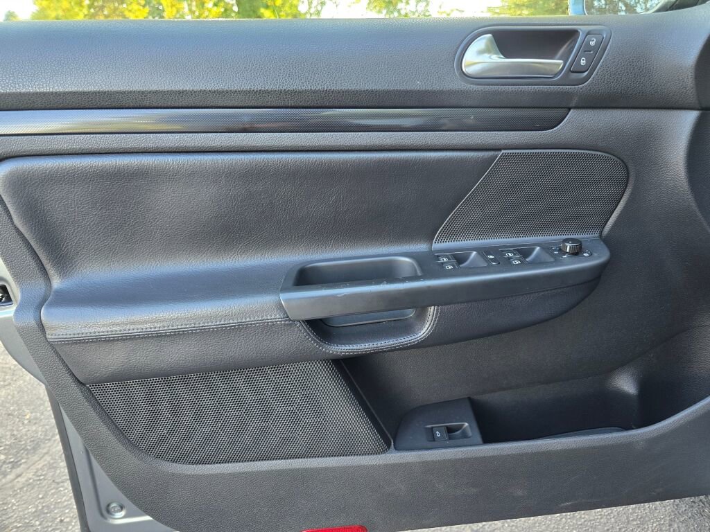 Used 2011 Volkswagen Jetta SE w/ Wheel & Sunroof Pkg image 22