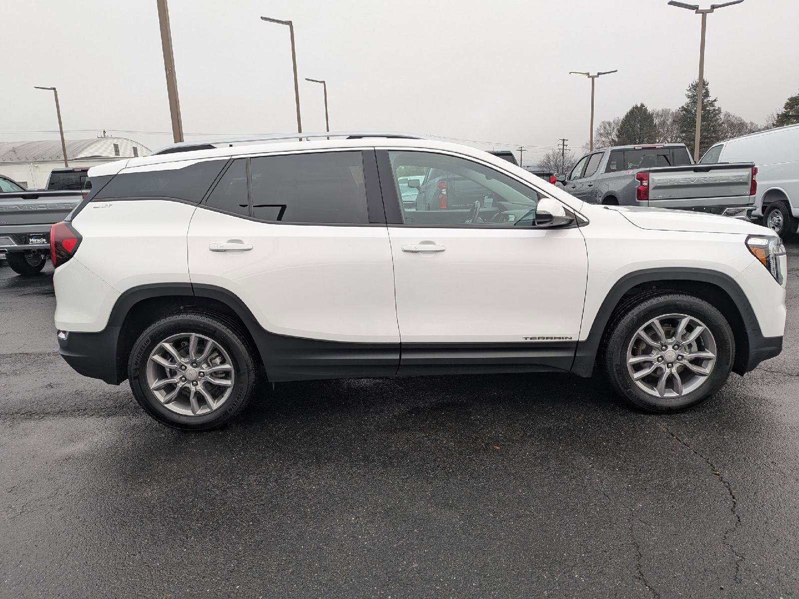 Used 2022 GMC Terrain SLT w/ Infotainment Package II image 8