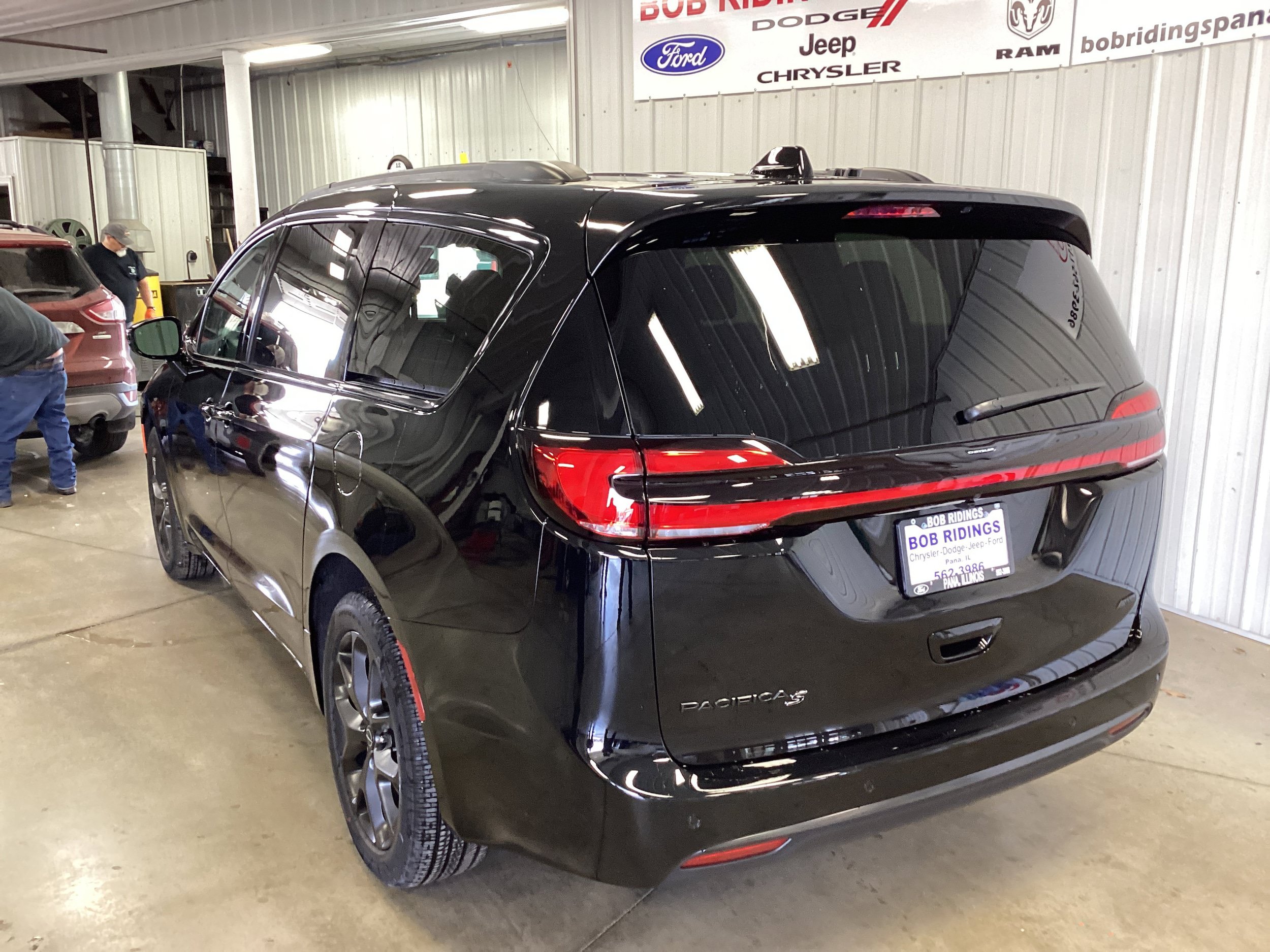 New 2026 Chrysler Pacifica Select w/ S Appearance Package AWD/4WD image 3