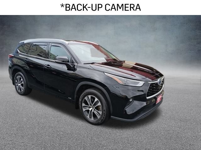 Used 2022 Toyota Highlander XLE image 3