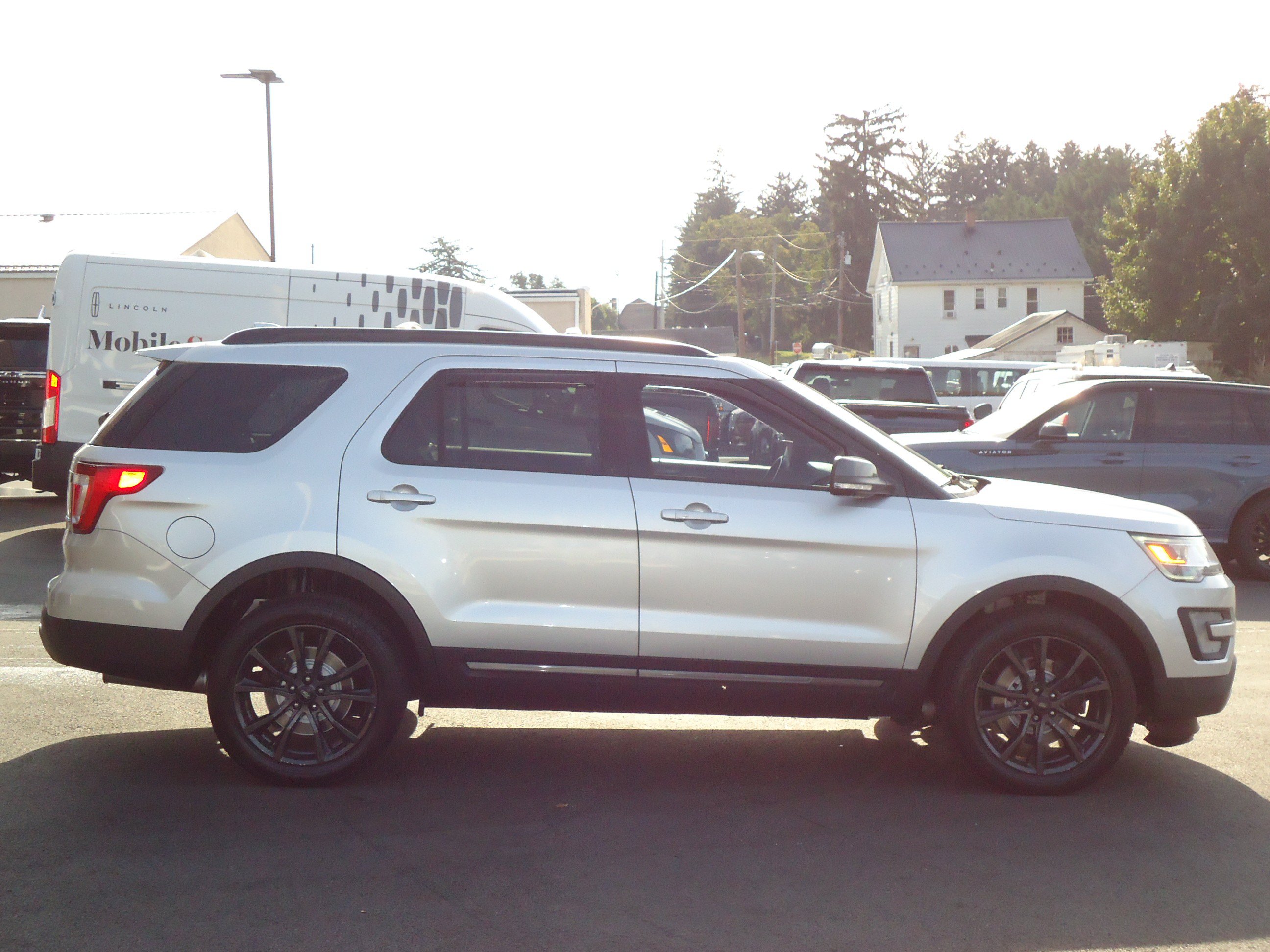 Used 2017 Ford Explorer XLT w/ Equipment Group 202A AWD/4WD image 2