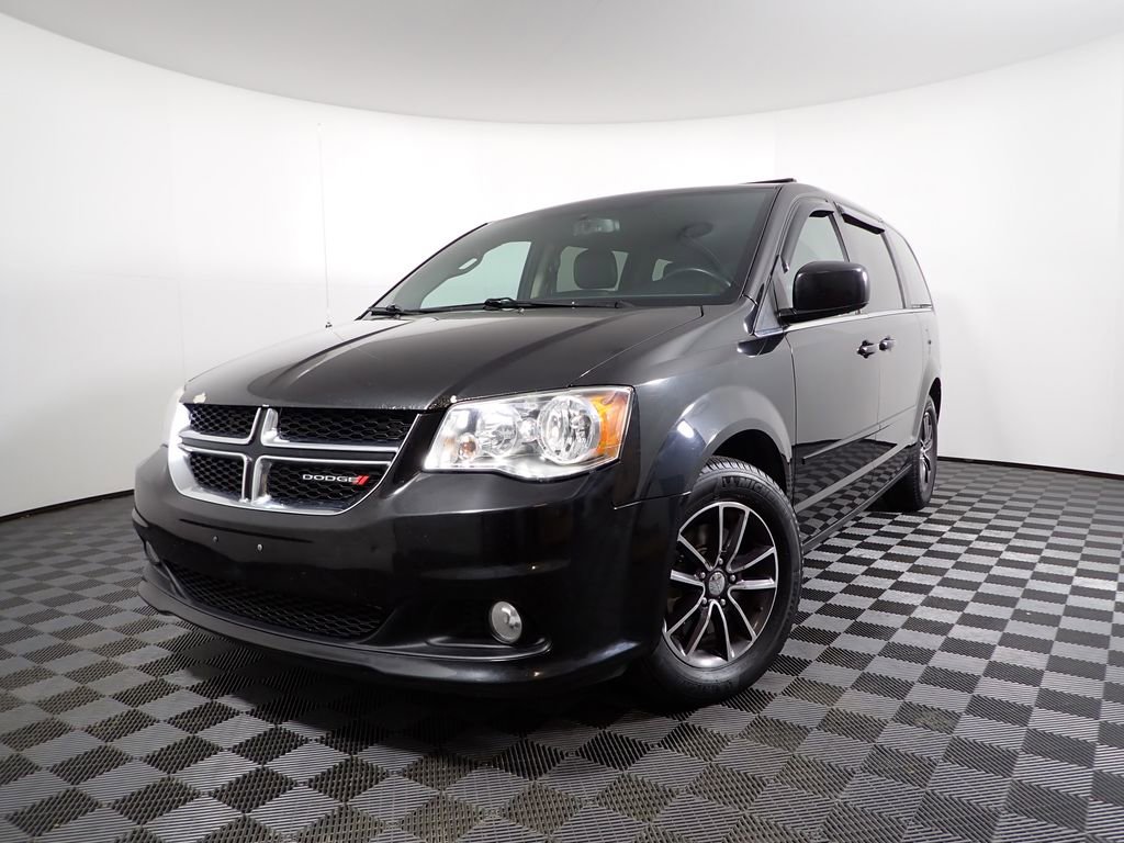 Used 2017 Dodge Grand Caravan SXT image 2