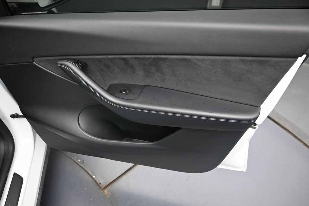 Used 2021 Tesla Model Y Long Range AWD/4WD image 31