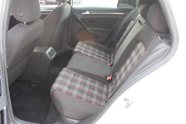 Used 2016 Volkswagen Golf S image 32