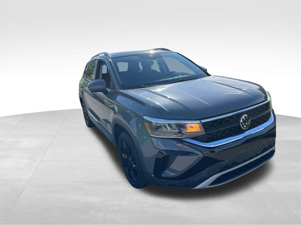 Used 2023 Volkswagen Taos SE w/ Panoramic Sunroof Package FWD image 4
