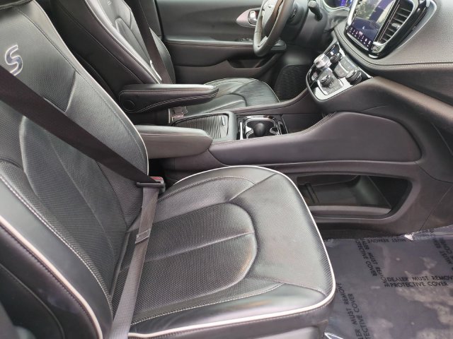 Used 2025 Chrysler Pacifica Limited FWD image 32