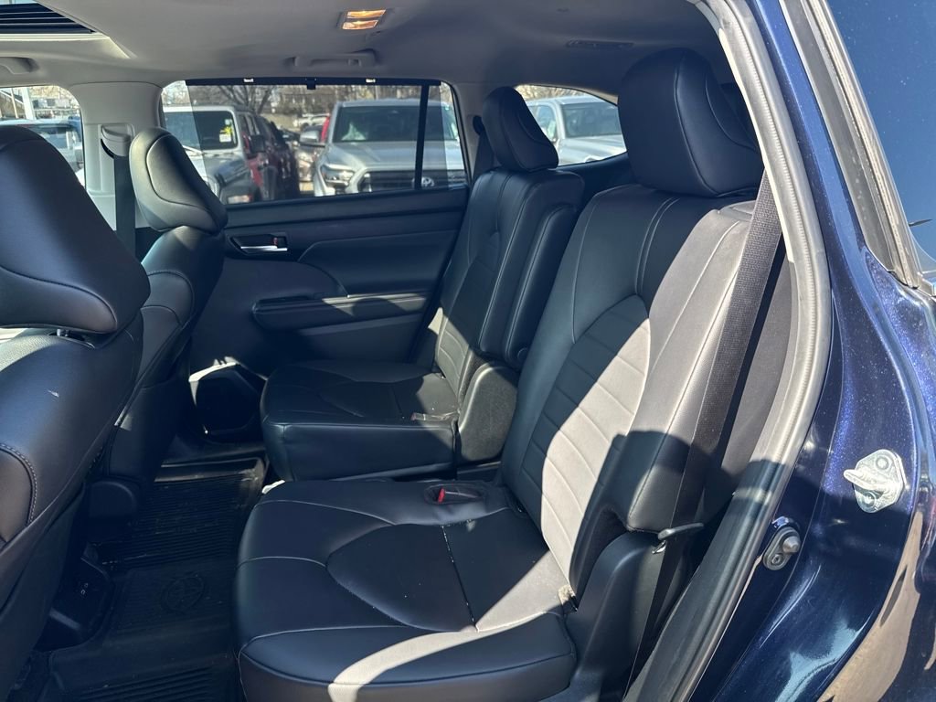 Used 2025 Toyota Highlander XLE image 37