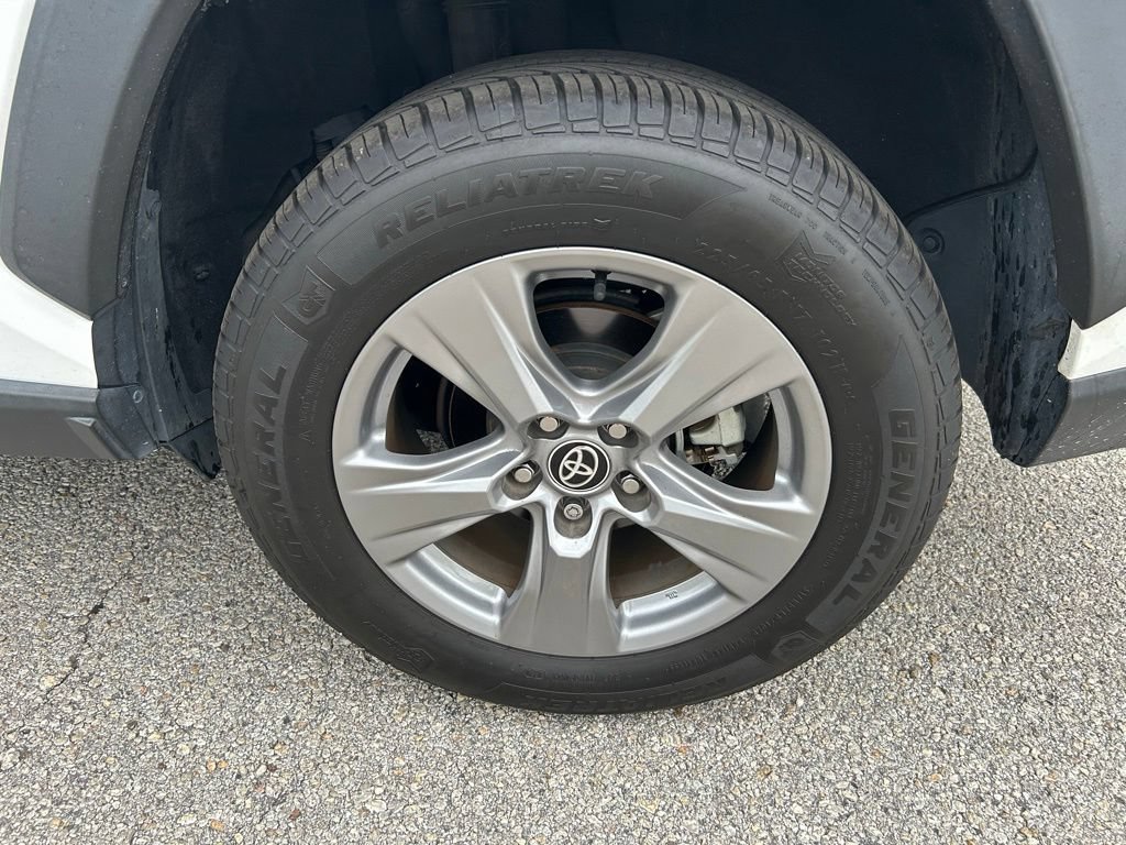 Used 2022 Toyota RAV4 XLE FWD image 10