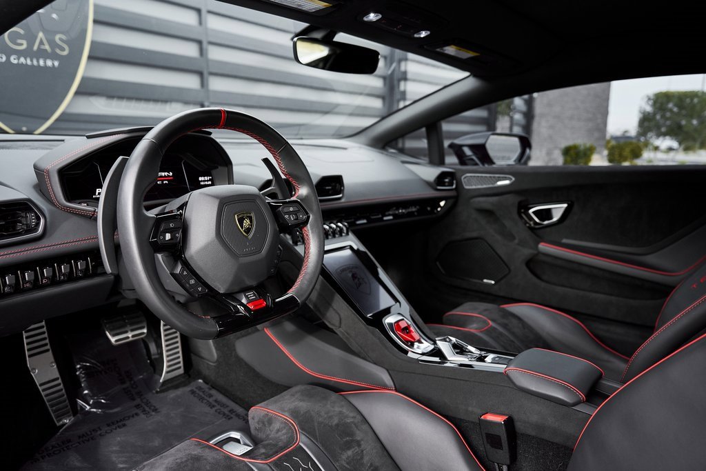 Used 2023 Lamborghini Huracan Tecnica image 2
