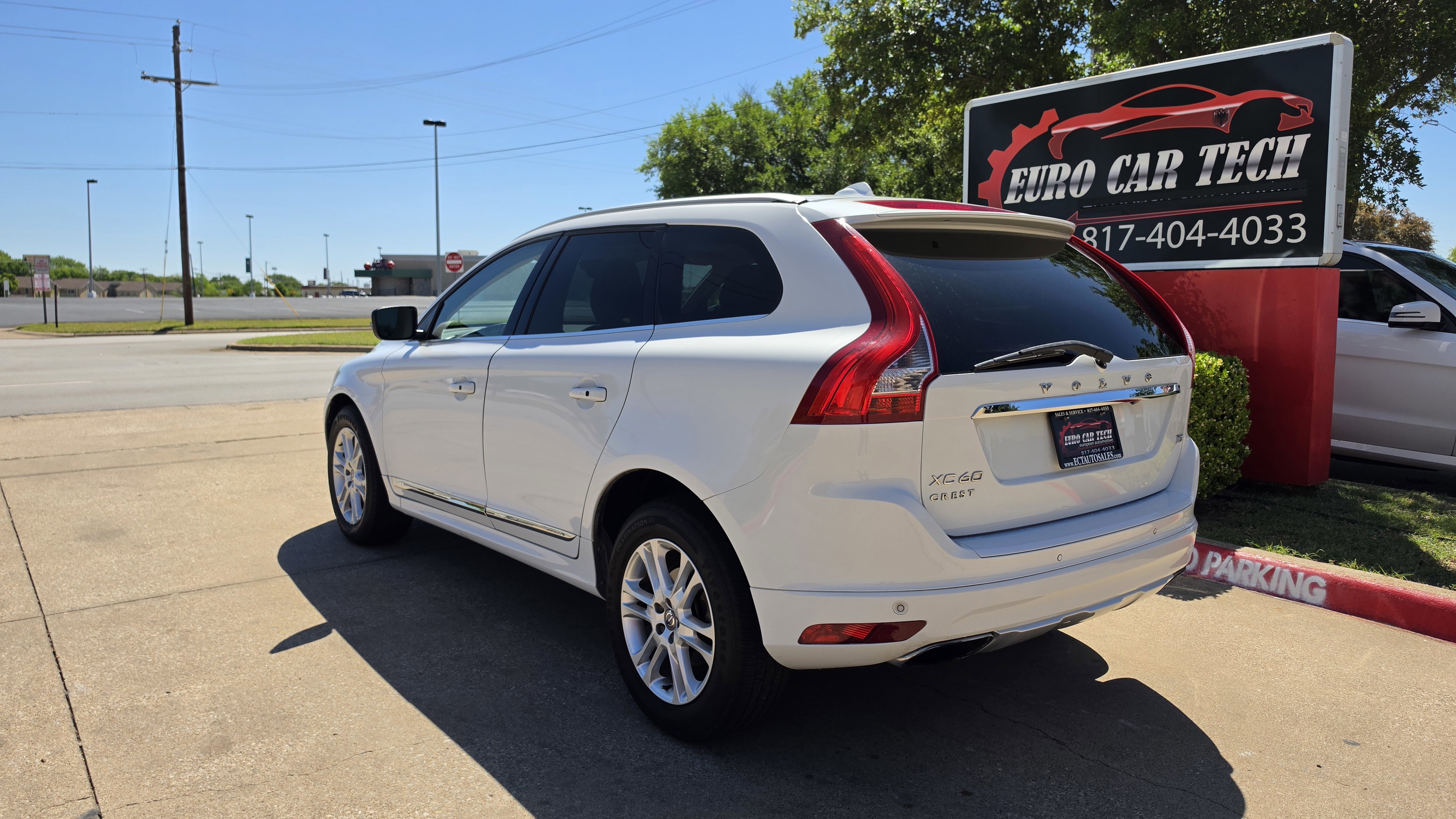 Used 2015 Volvo XC60 T5 Premier w/ Proximity Package FWD image 3