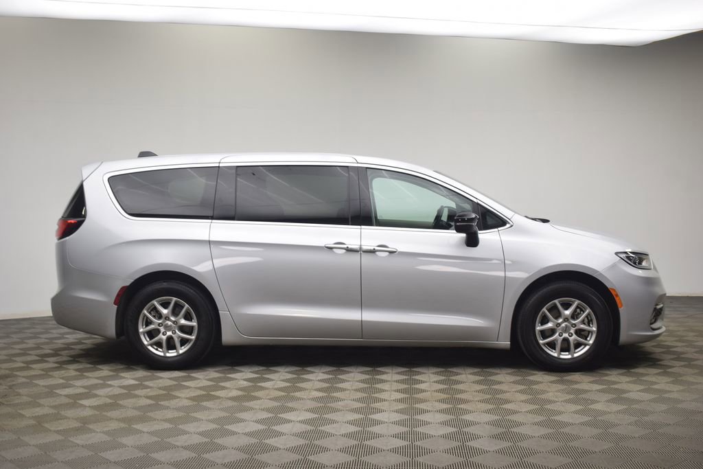 Used 2024 Chrysler Pacifica Touring-L image 12