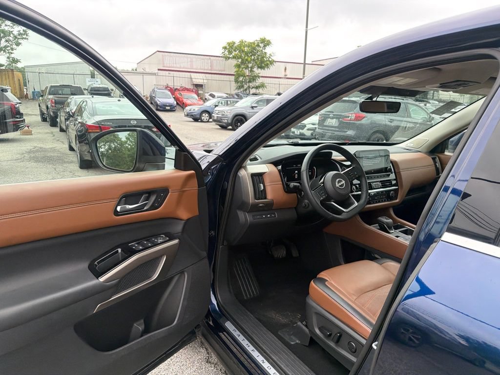 Used 2024 Nissan Pathfinder Platinum w/ Cargo Package AWD/4WD image 10