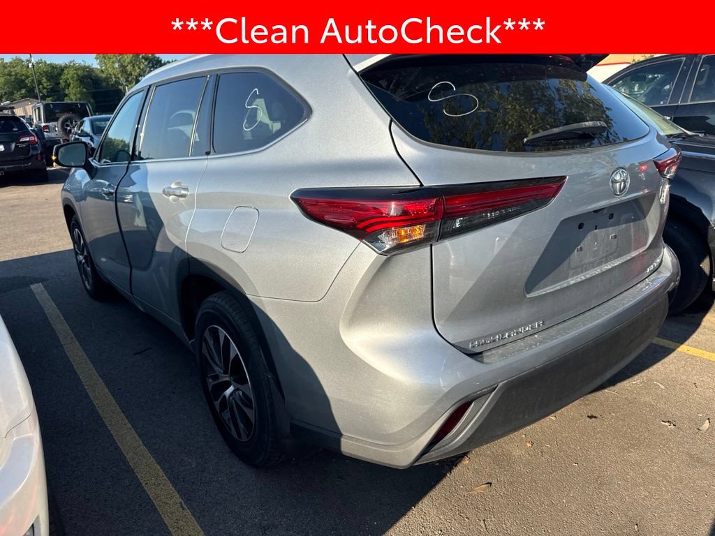 Used 2022 Toyota Highlander XLE AWD/4WD image 4