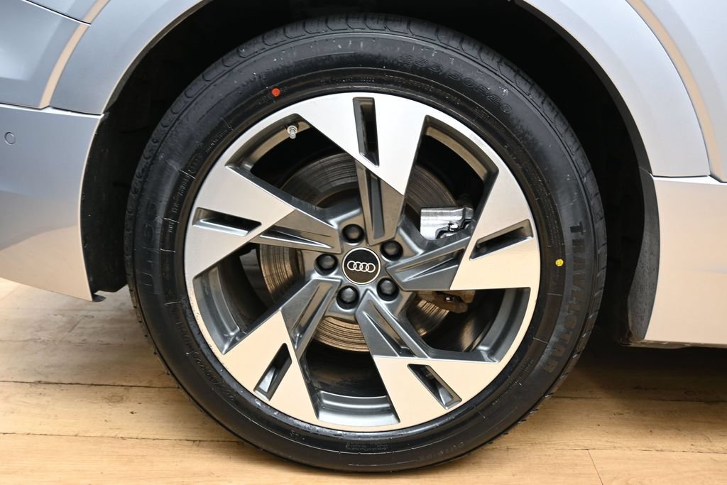 Used 2022 Audi e-tron Premium Plus w/ Premium Plus Package AWD/4WD image 14