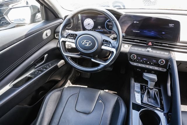 Certified 2022 Hyundai Elantra Limited FWD image 17
